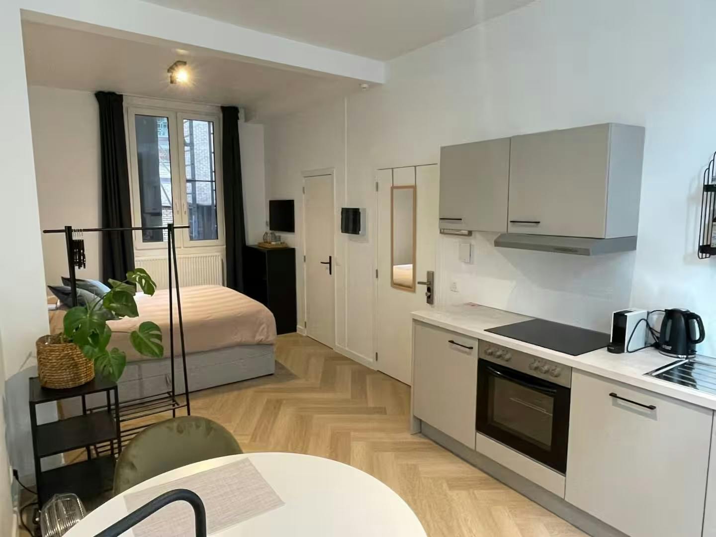 Studio for rent for €1,650 per month in Antwerpen, Gierstraat