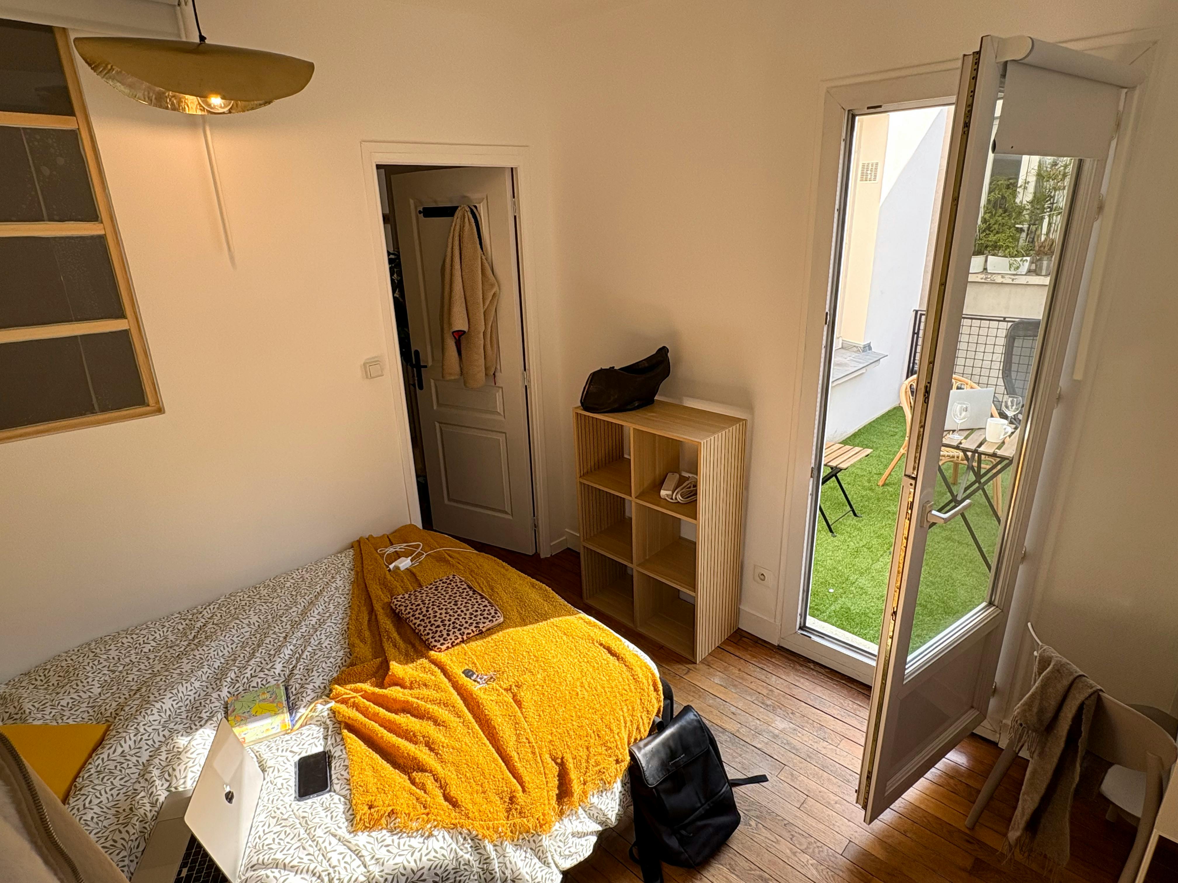 Private room for rent on Rue du Faubourg Saint-Martin, Paris - Vue 3