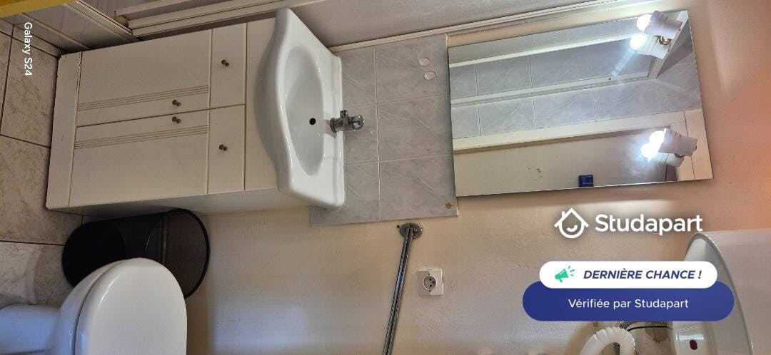 Wohnung zu mieten für 360 € pro Monat in La Couronne, Rue du Petit Menadeau
