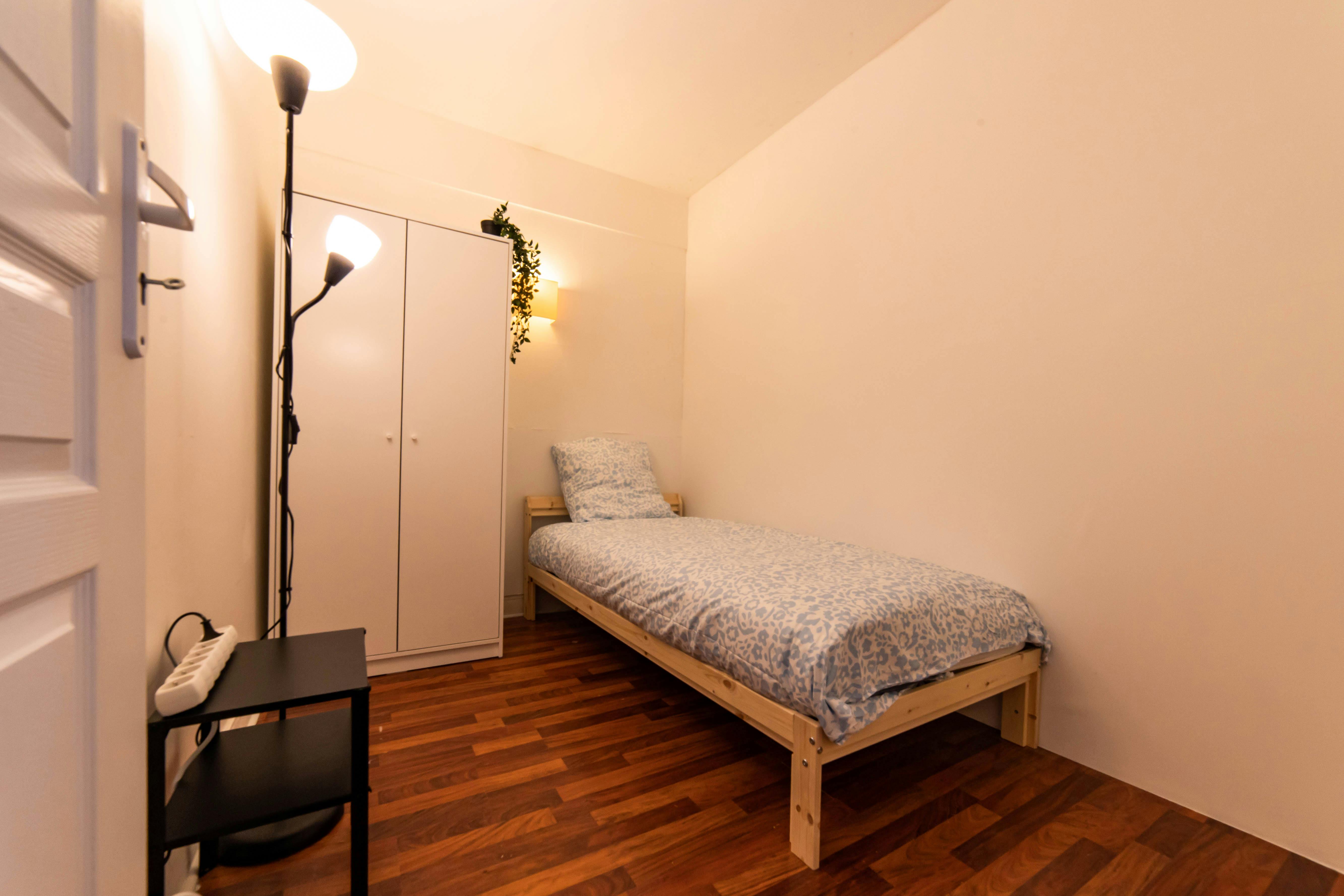 私人房间 正在以 €700 的月租出租，其位于 Puteaux, Jardins Boieldieu