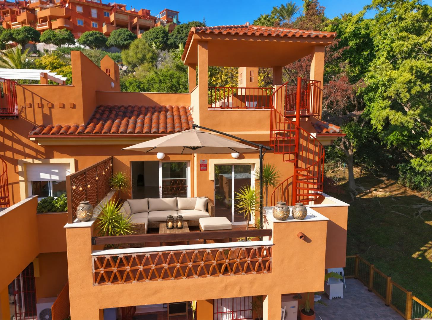 Apartament de închiriat pentru 1.900 EUR pe lună în Marbella, Avenida la Reserva de Marbella