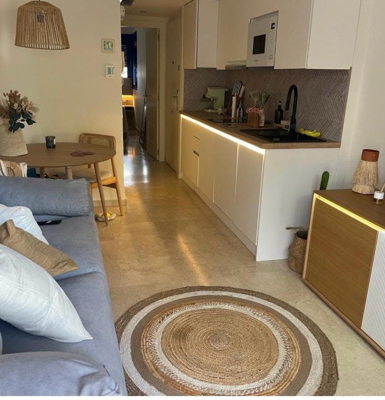 Appartement te huur voor € 1.000 per maand in Benalmádena, Calle Torrealmádena