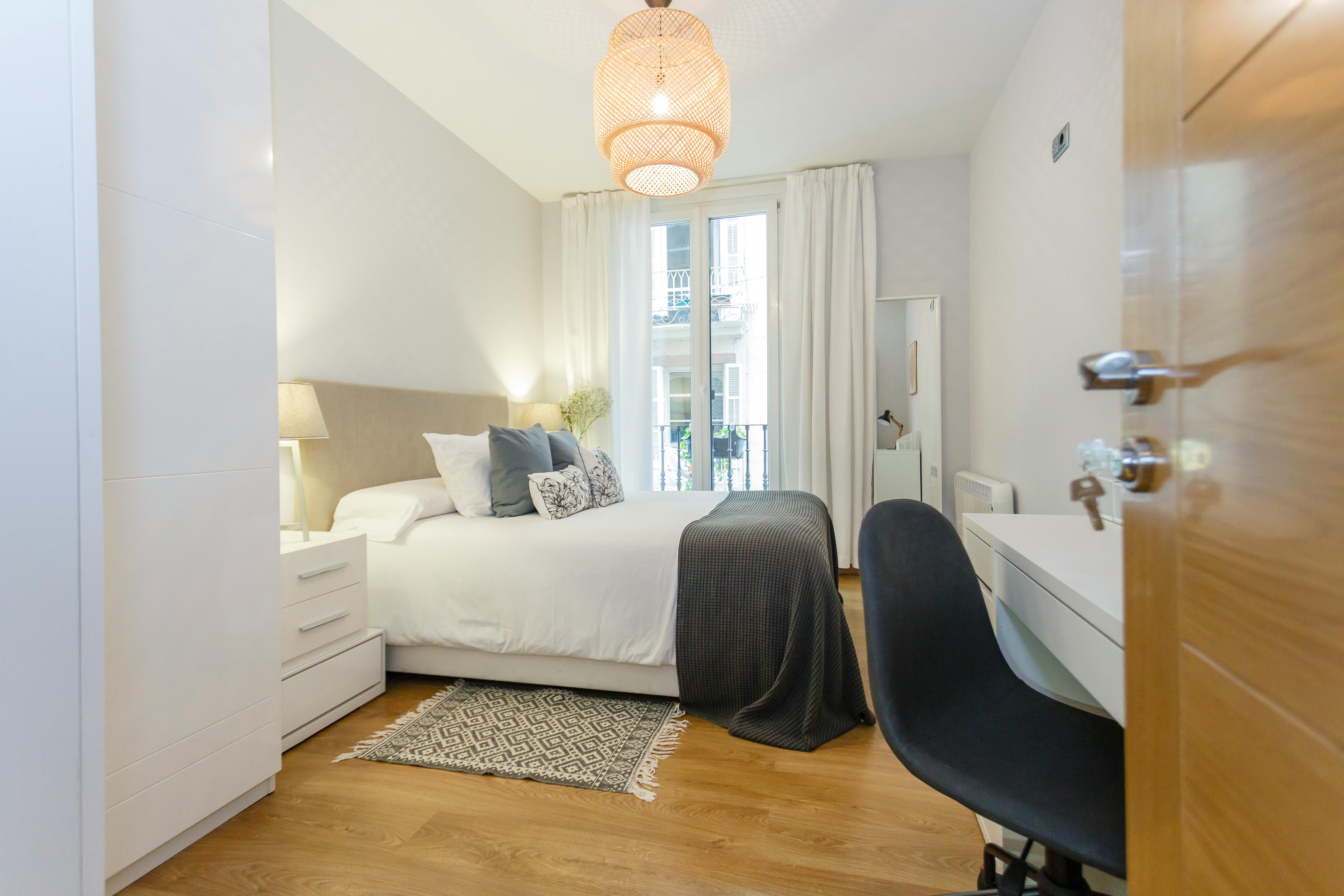 Apartment for rent for €2,500 per month in Pamplona, Calle Navarrería