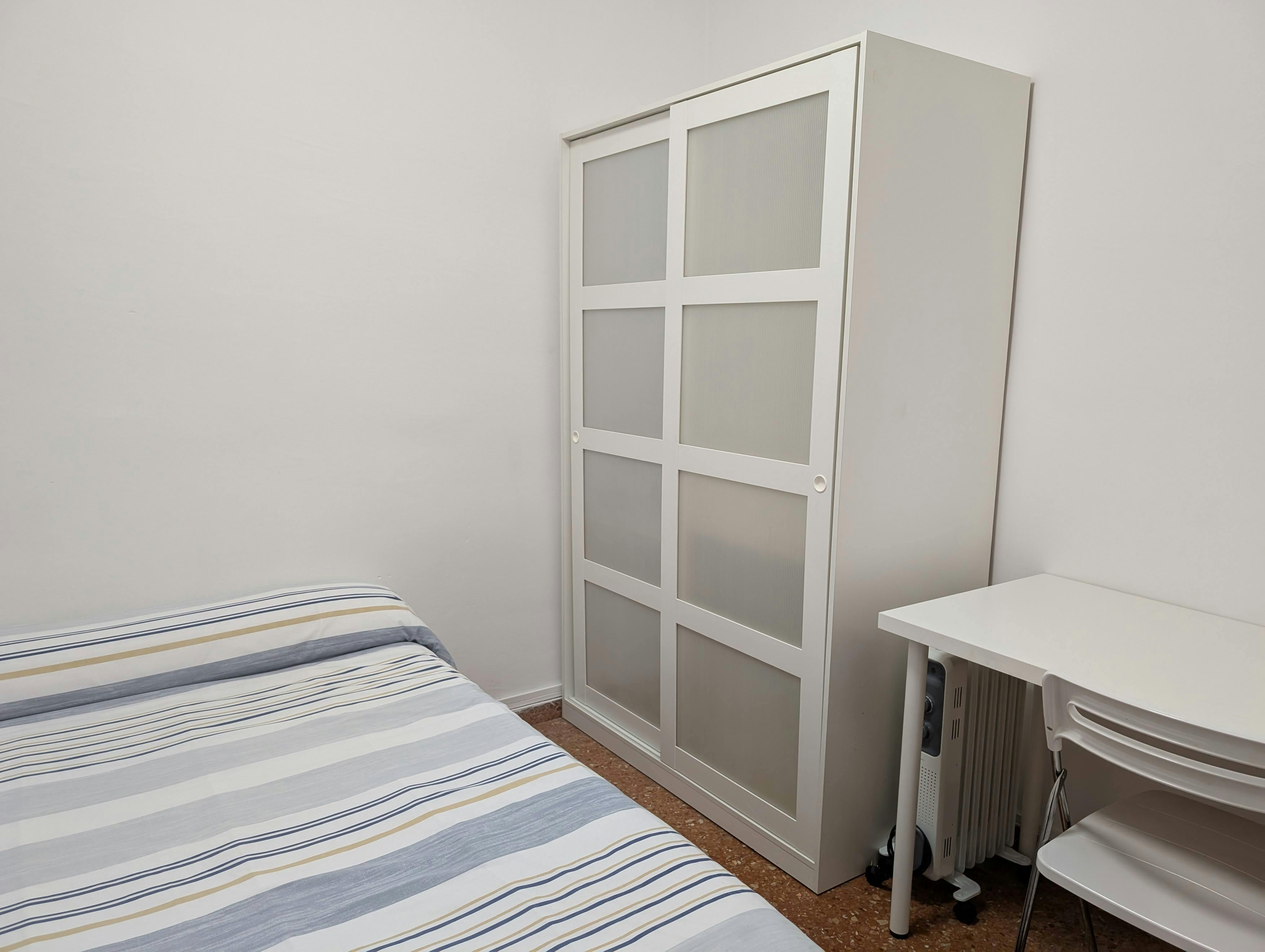 Отдельная комната сдается в аренду за 369 € в месяц в Barcelona, Carrer de Josep Estivill