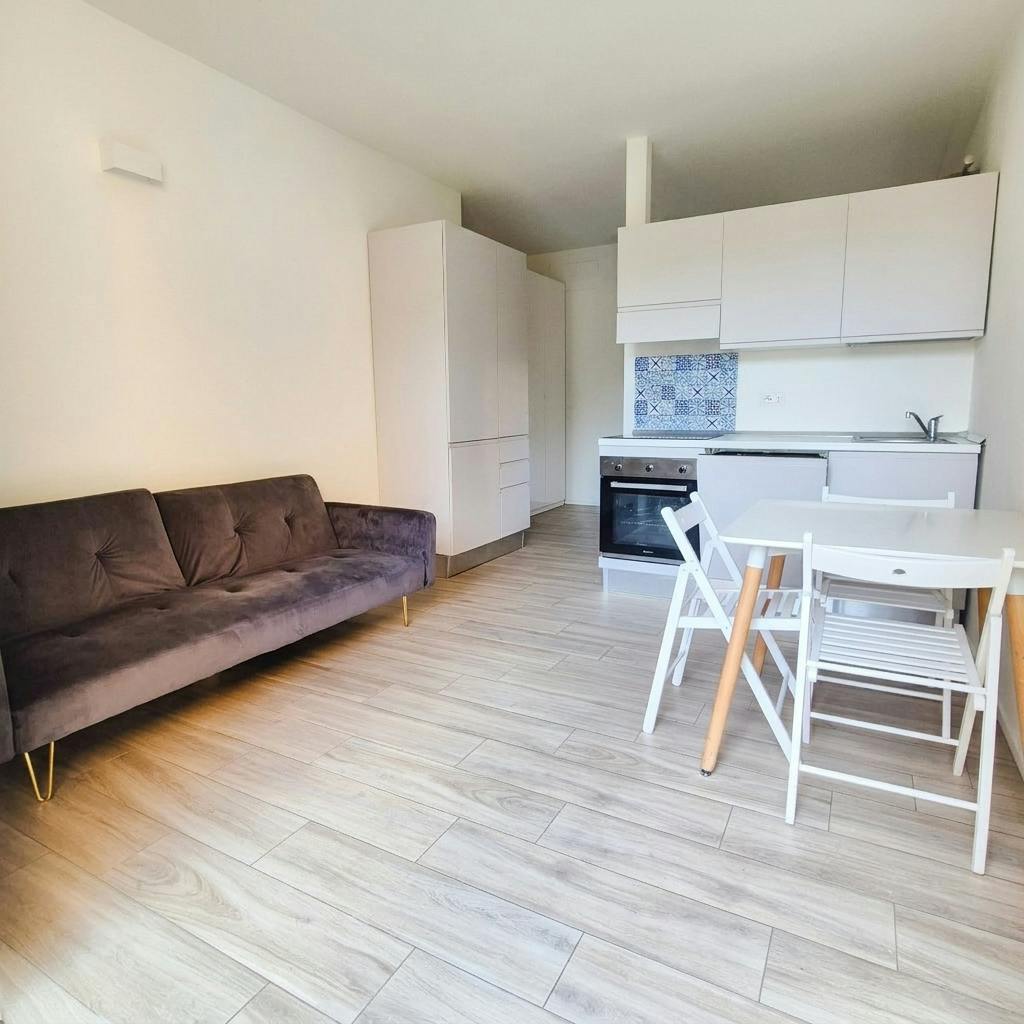 Studio à louer pour 850 €/mois à Milan, Via Luigi Mercantini