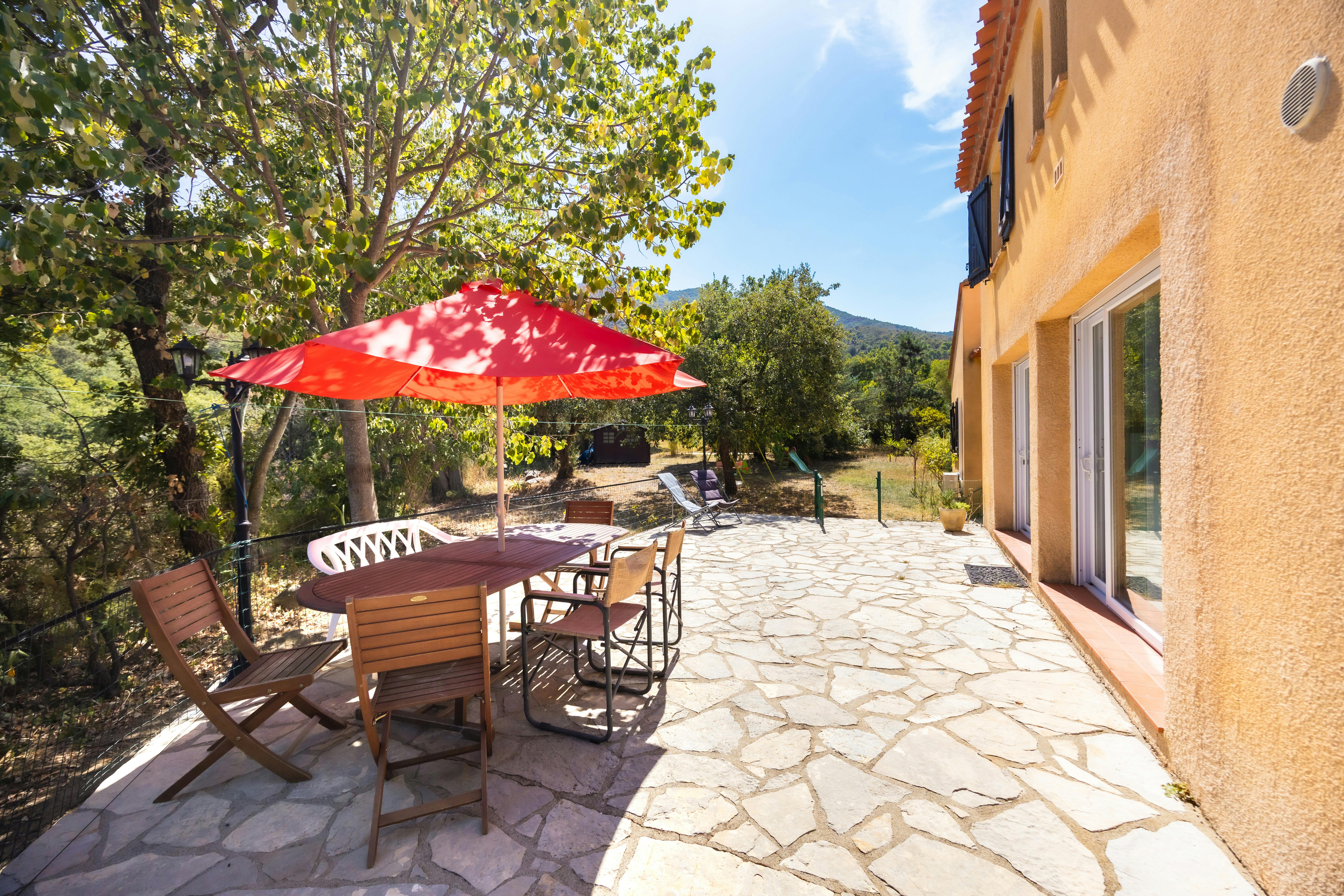 Huis te huur voor € 2.500 per maand in Montesquiu d'Albera, Chemin Saint-Christophe