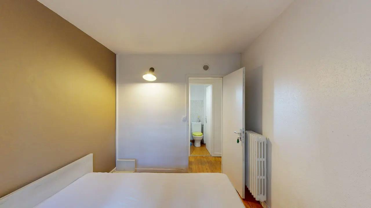 Private room for rent on Avenue des Mazades, Toulouse - Plus