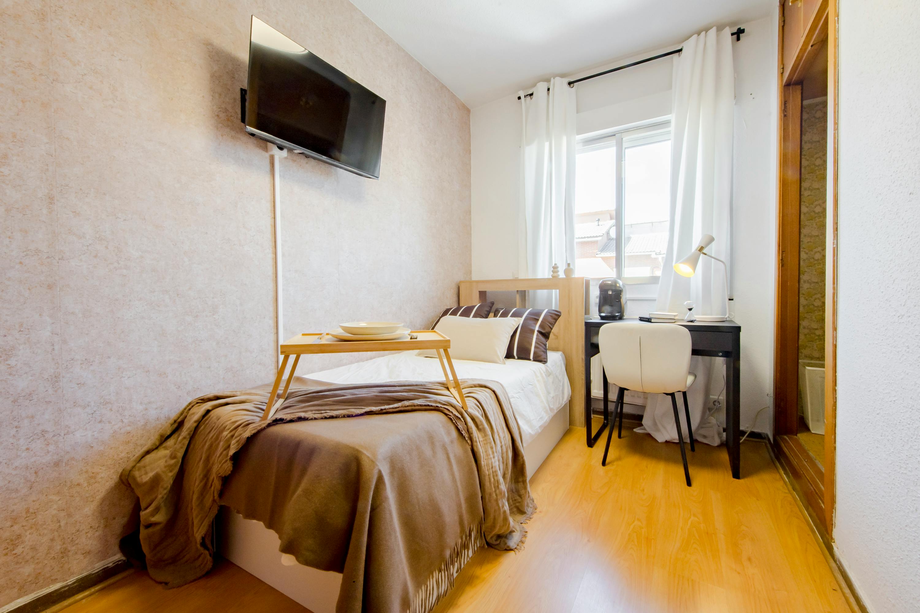 Shared room for rent for €870 per month in Pozuelo de Alarcón, Calle Aguamarina