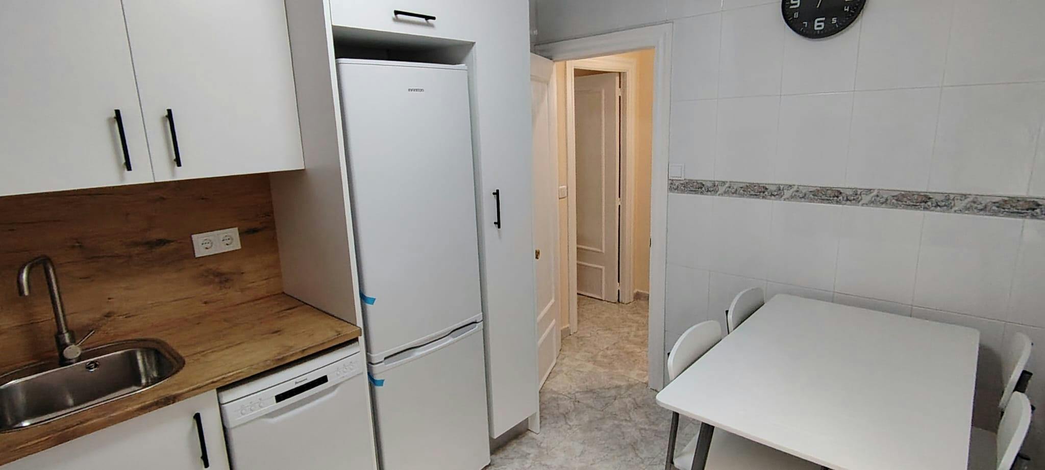 Apartment for rent for €890 per month in Salamanca, Avenida de Portugal
