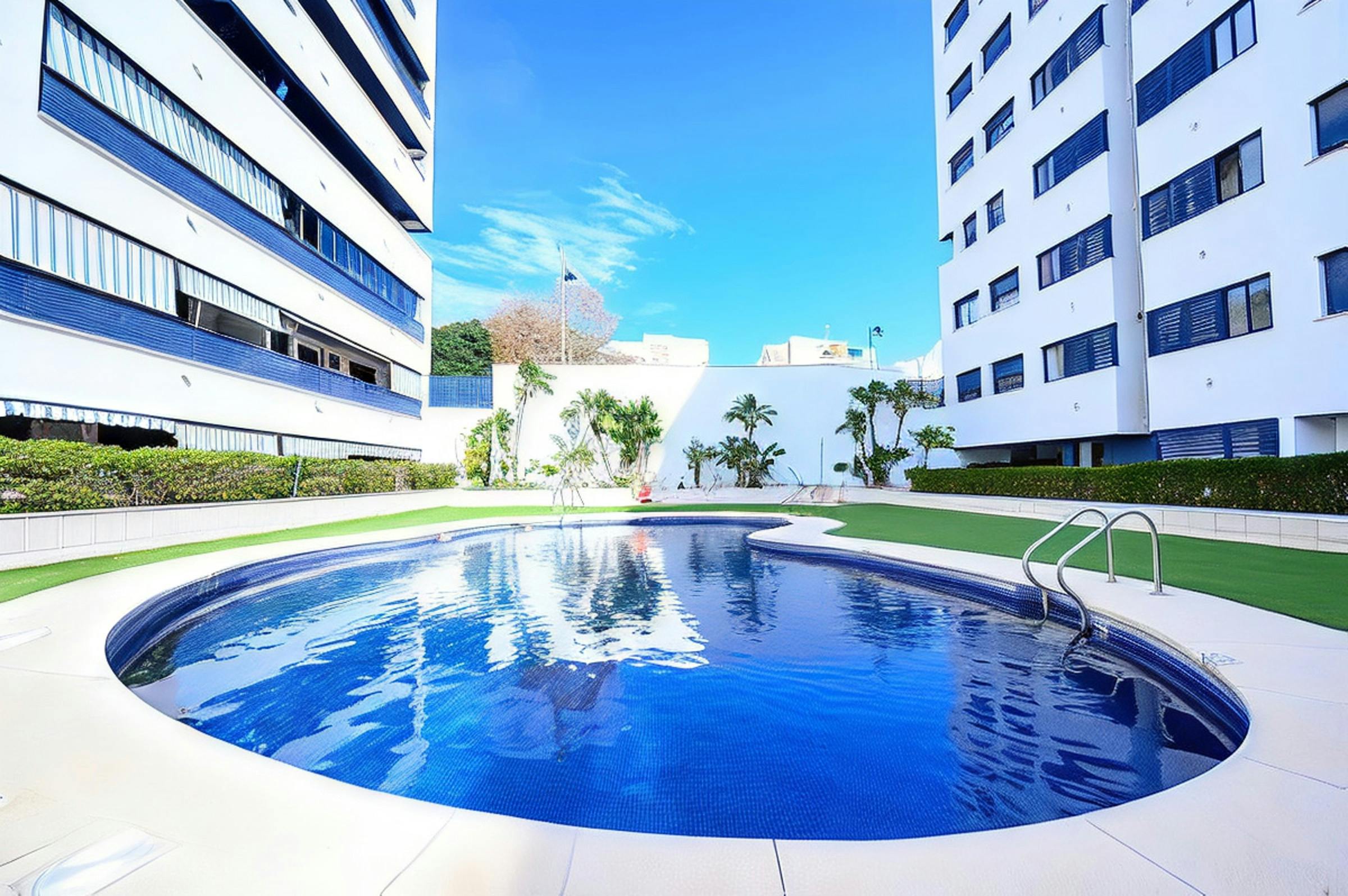 Lägenhet att hyra för 2 600 € i månaden i Estepona, Calle Vista África
