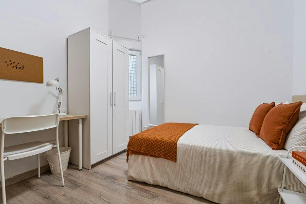 Calle de Navas del Rey, Madrid preview