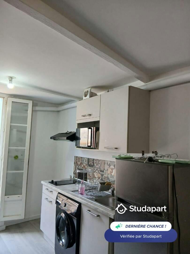 Apartamento para alugar por € 490 por mês em Pézenas, Rue Anatole France