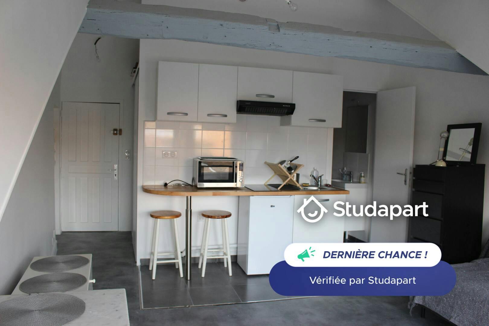 Квартира за оренду для 660 EUR на місяць у Fontainebleau, Rue Saint-Merry