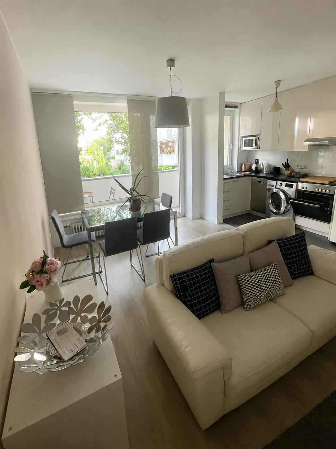 Apartment for rent for €1,790 per month in Düsseldorf, Florastraße