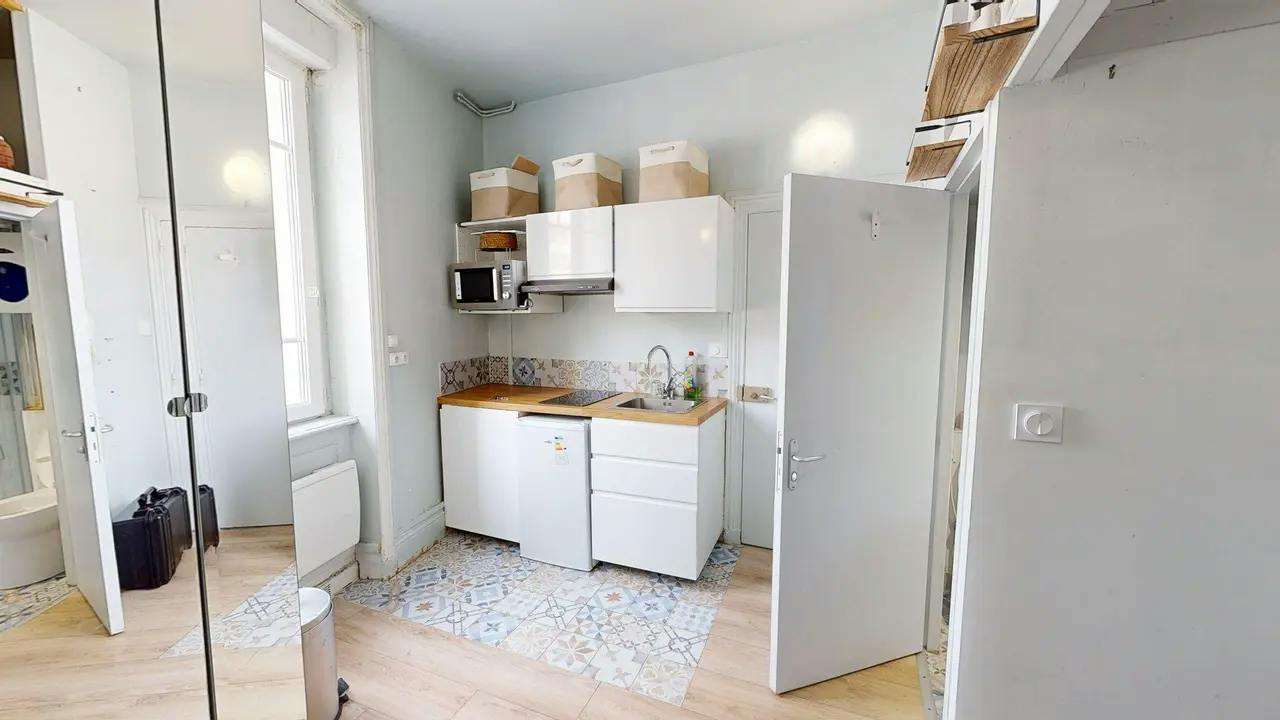 单间公寓 正在以 €375 的月租出租，其位于 Clermont-Ferrand, Place de la Fontaine
