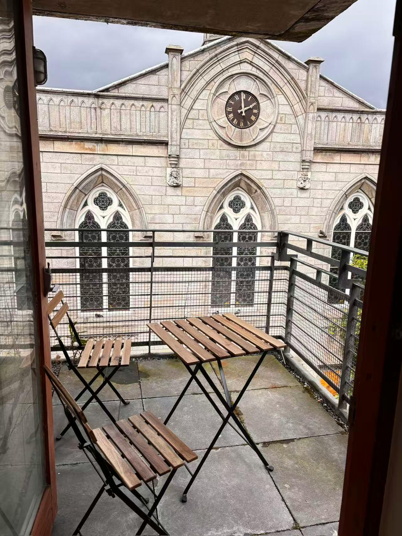 Apartment for rent for €3,000 per month in Essex, Essex Street West