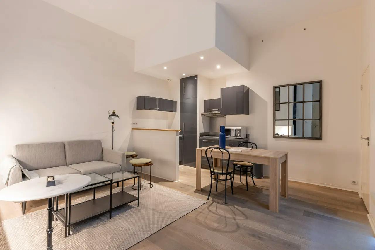 Studio for rent for €900 per month in Bordeaux, Allées de Tourny