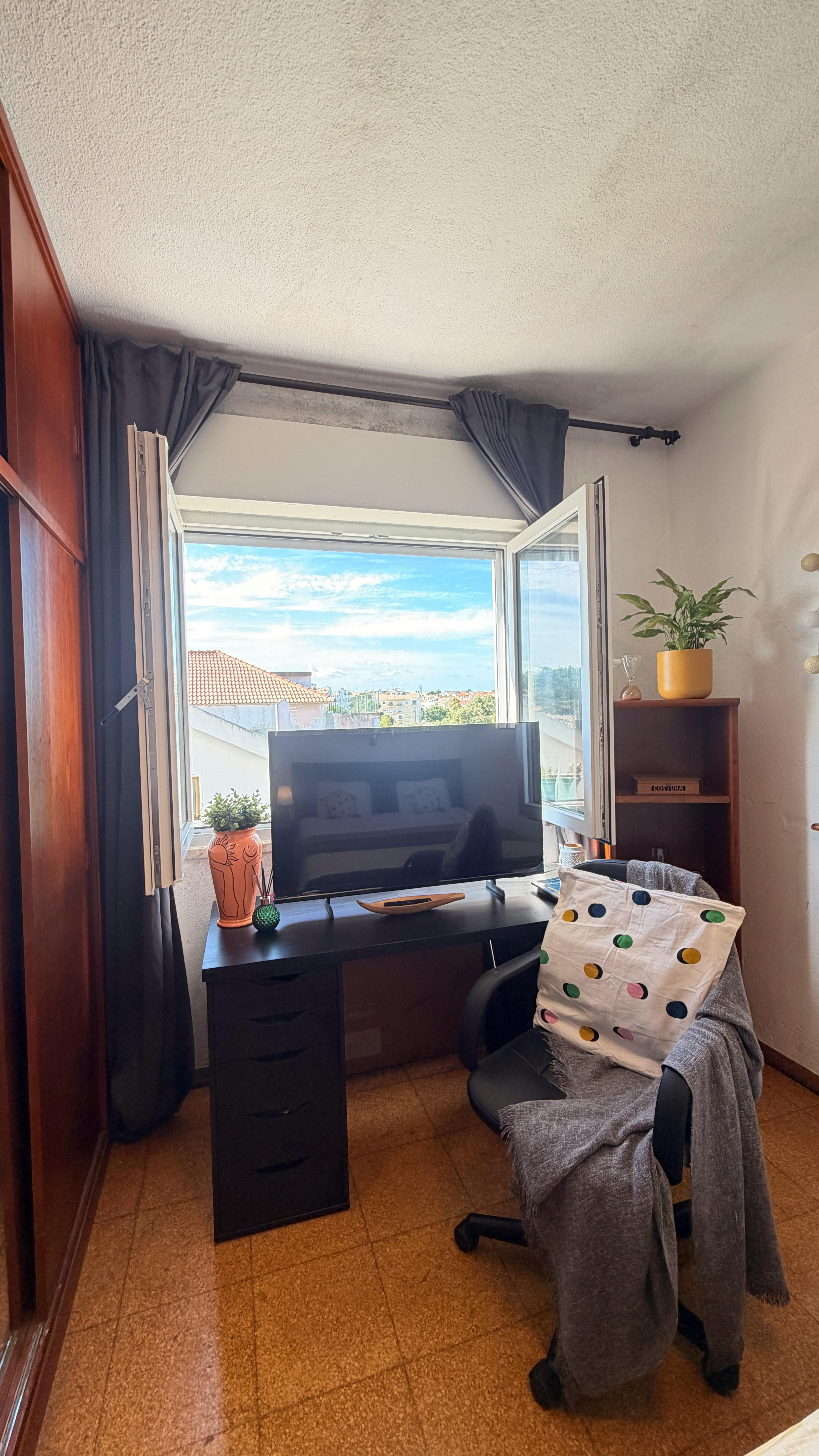 Private room for rent for €405 per month in Rio de Mouro, Rua Ferreira de Castro