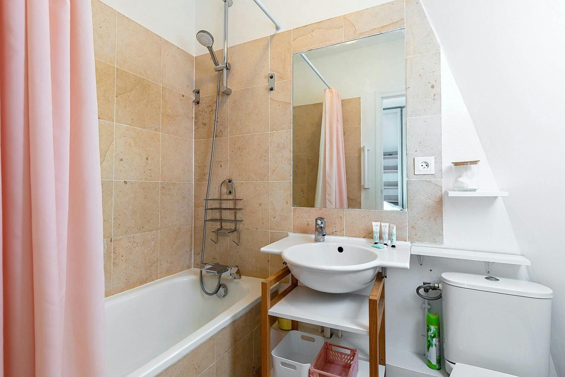 1-Bedroom Apartment in Rue Surcouf, Paris (1743542) ROOM 3