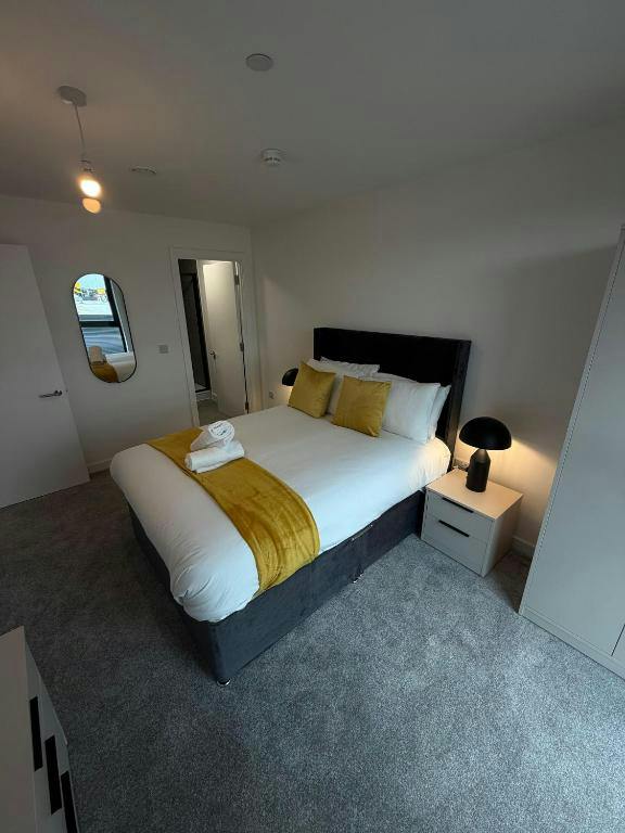 Apartment for rent for £3,200 per month in Salford, Ordsall Lane