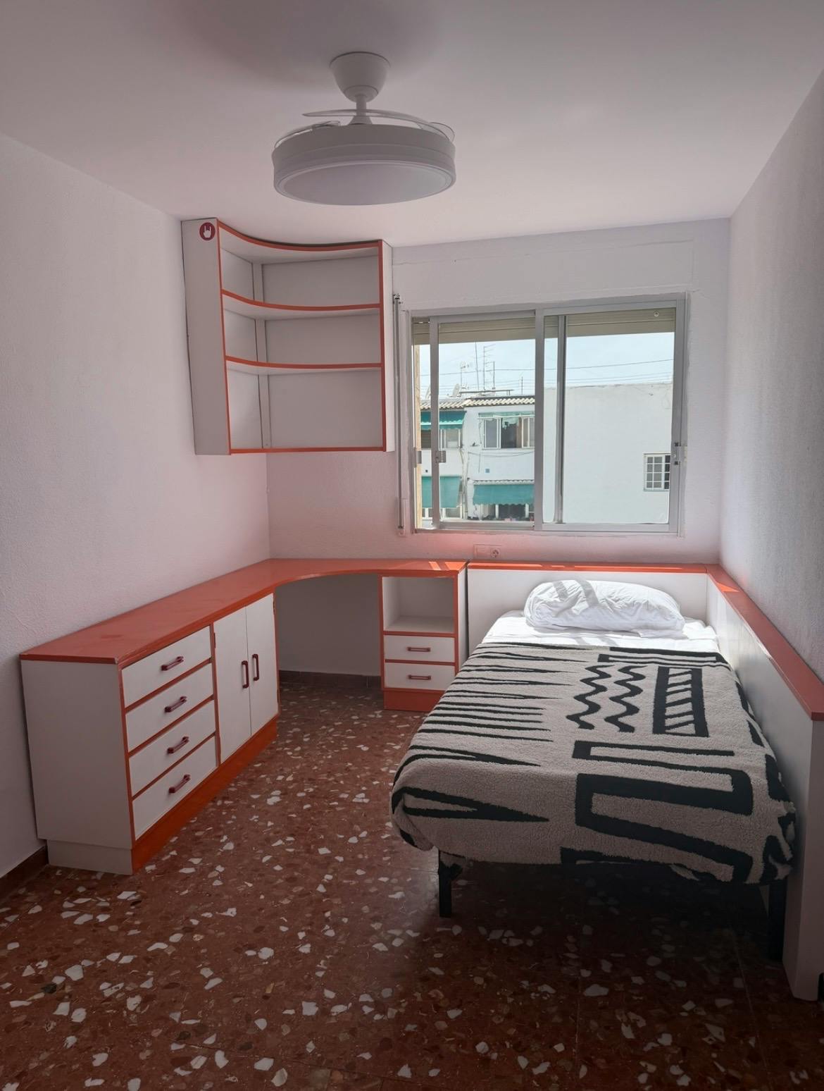 Chambre privée à louer pour 350 €/mois à Alicante, Carrer Lira