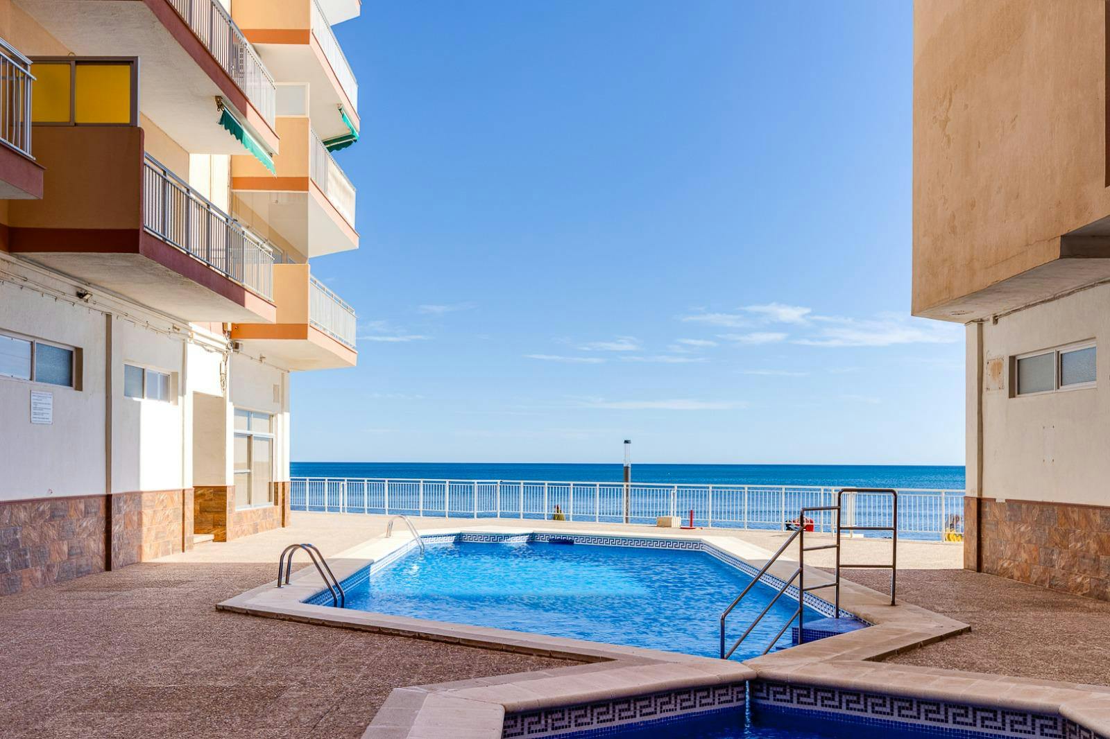 Apartment for rent for €1,200 per month in Torrevieja, Calle Timonel