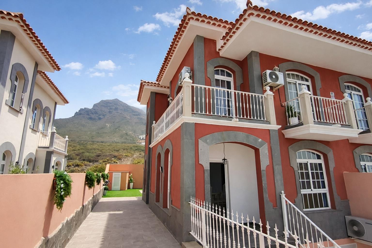 Dom do wynajęcia za 5500 € miesięcznie w mieście Costa Adeje, Calle el Viñátigo