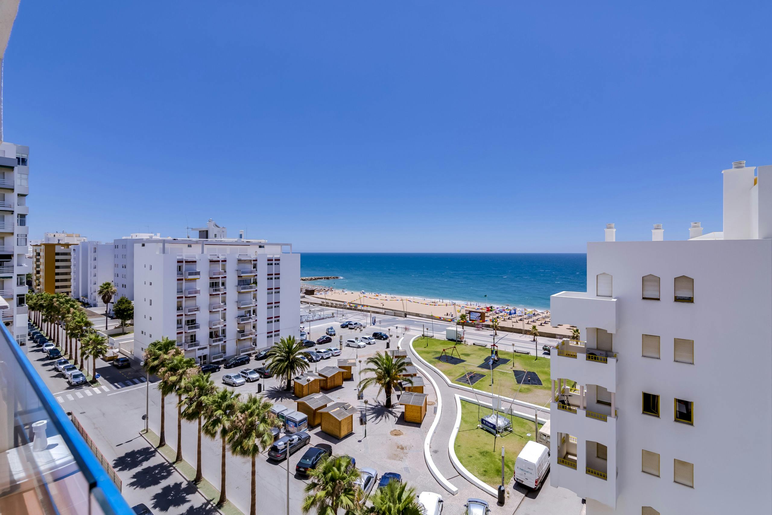 Apartment for rent for €9,999 per month in Quarteira, Avenida Francisco Sá Carneiro