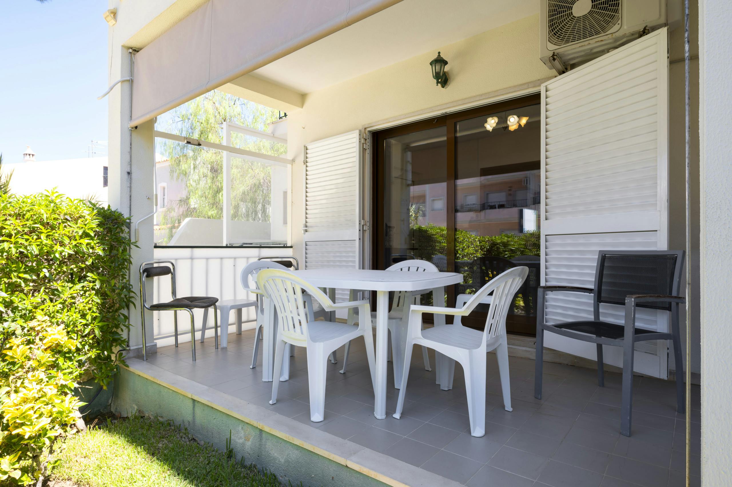 Apartament de închiriat pentru 9.999 EUR pe lună în Quarteira, Rua da Abelheira