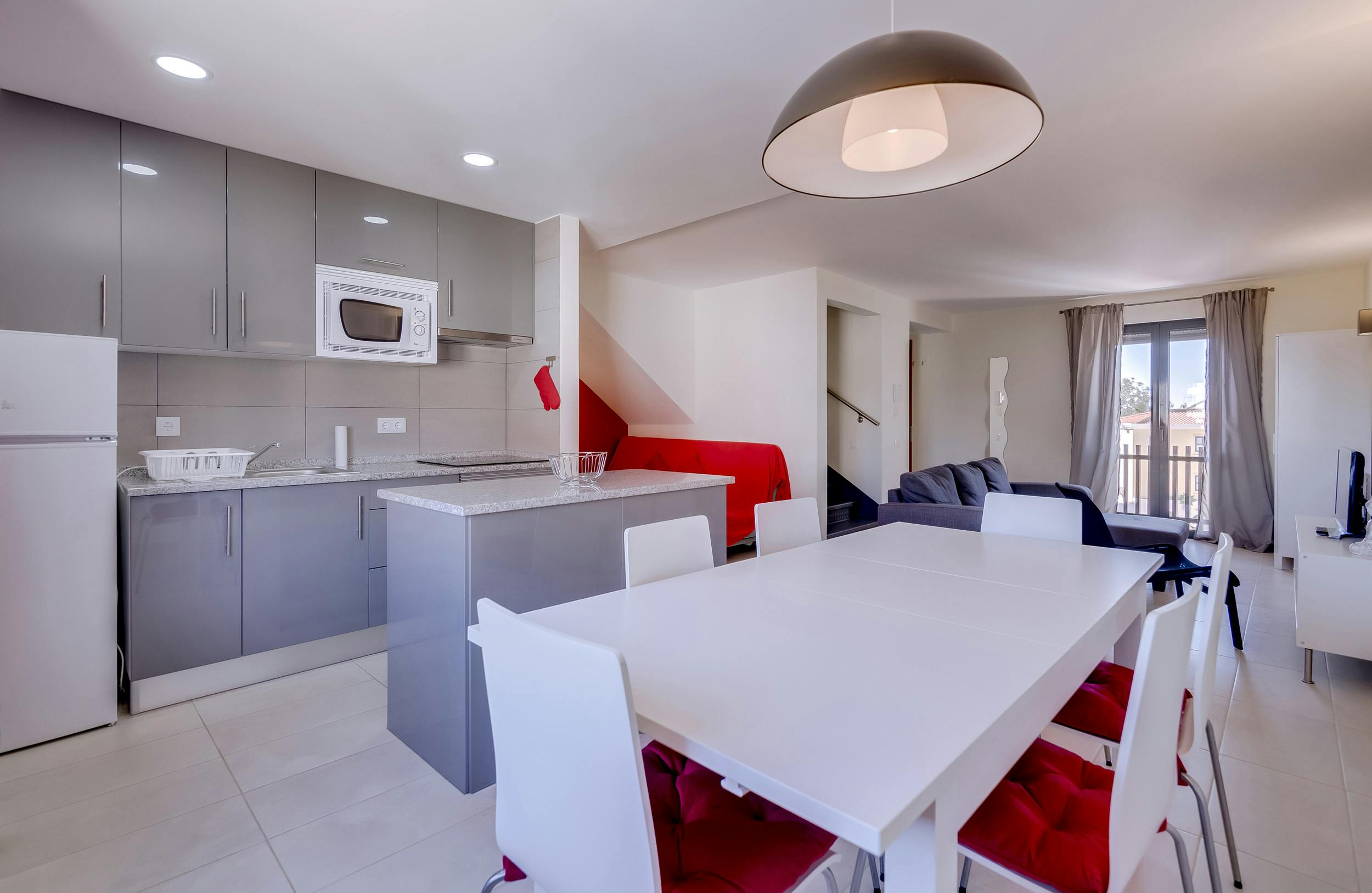 Apartamento para alugar por € 9.999 por mês em Quarteira, Praça Soares da Costa