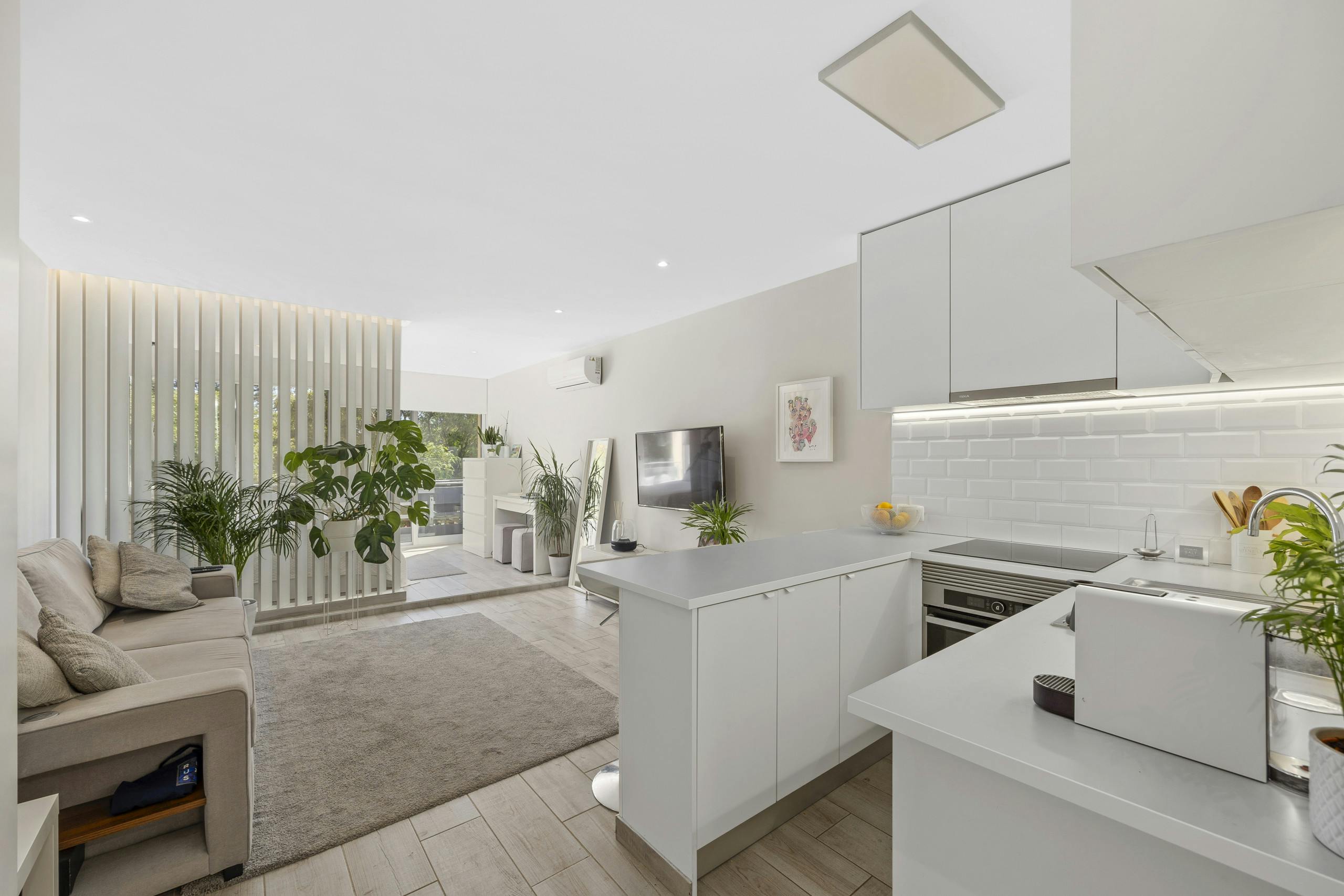 Apartment for rent for €9,999 per month in Quarteira, Praça Banco Português do Atlântico