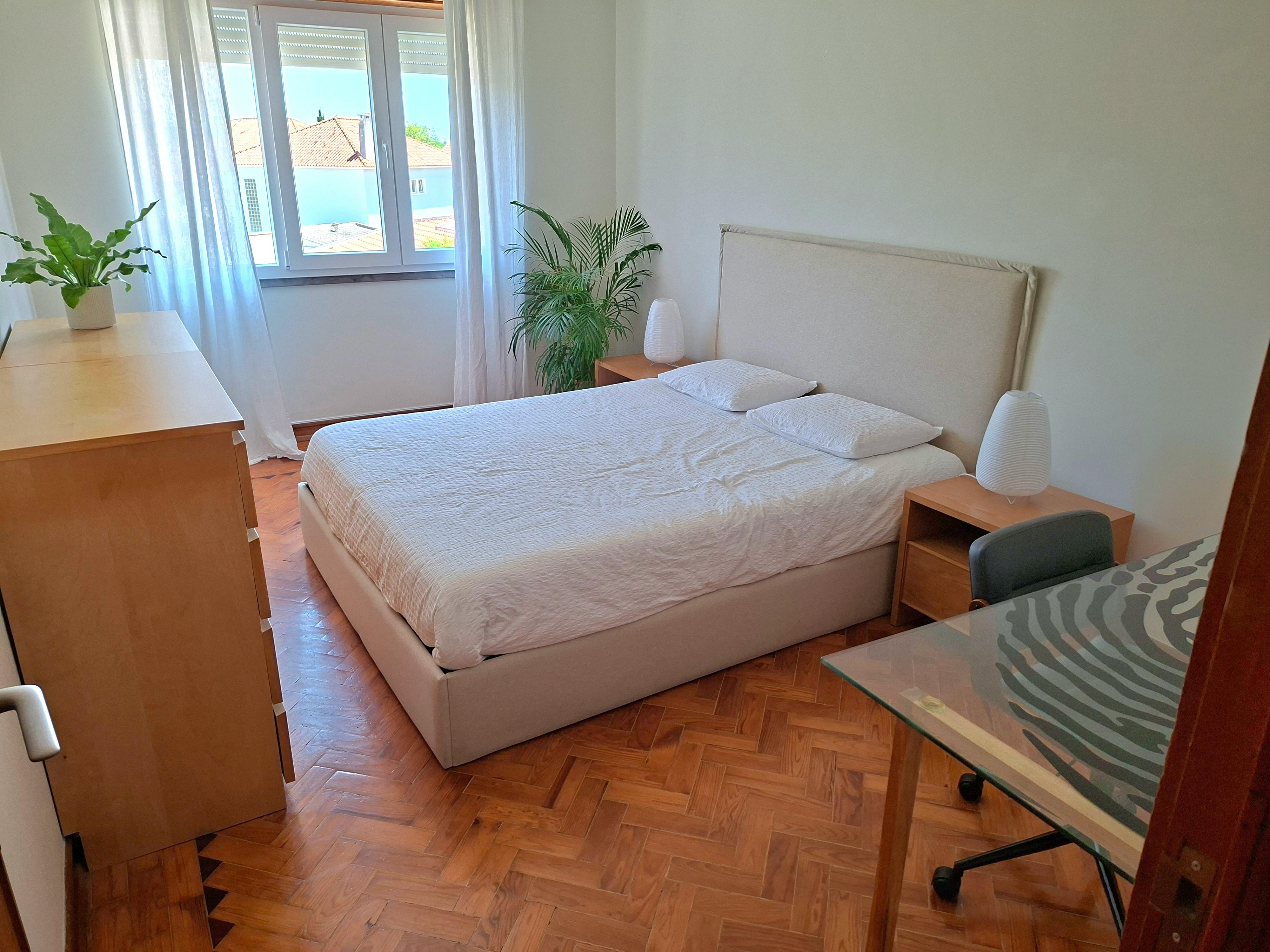 Отдельная комната сдается в аренду за 800 € в месяц в Parede, Rua Gil Vicente