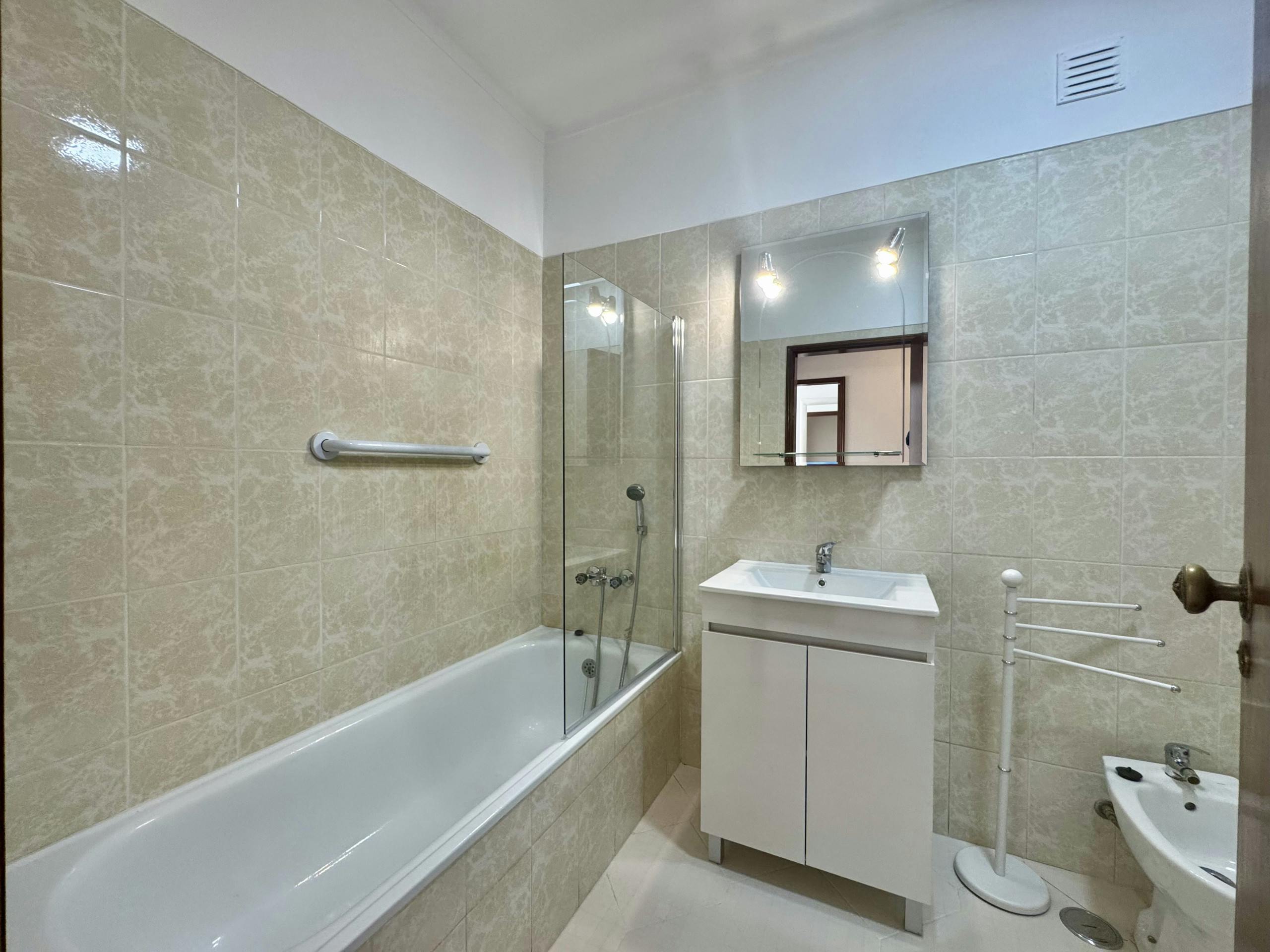 2-Bedroom Apartment in Rua Brito Cabreira, Faro (1746138) room image 9