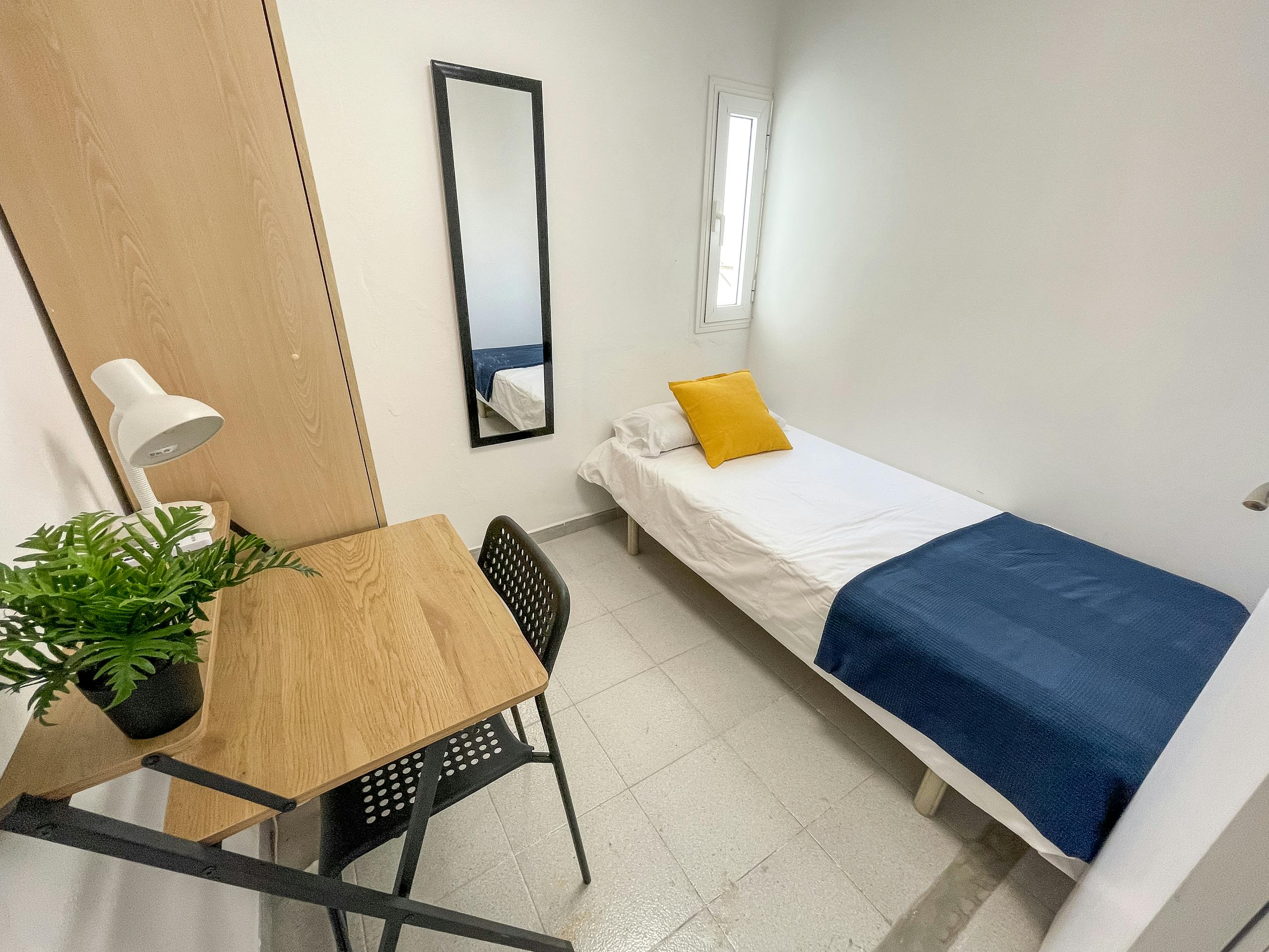 Privé kamer te huur voor € 350 per maand in Sevilla, Santo Domingo Savio