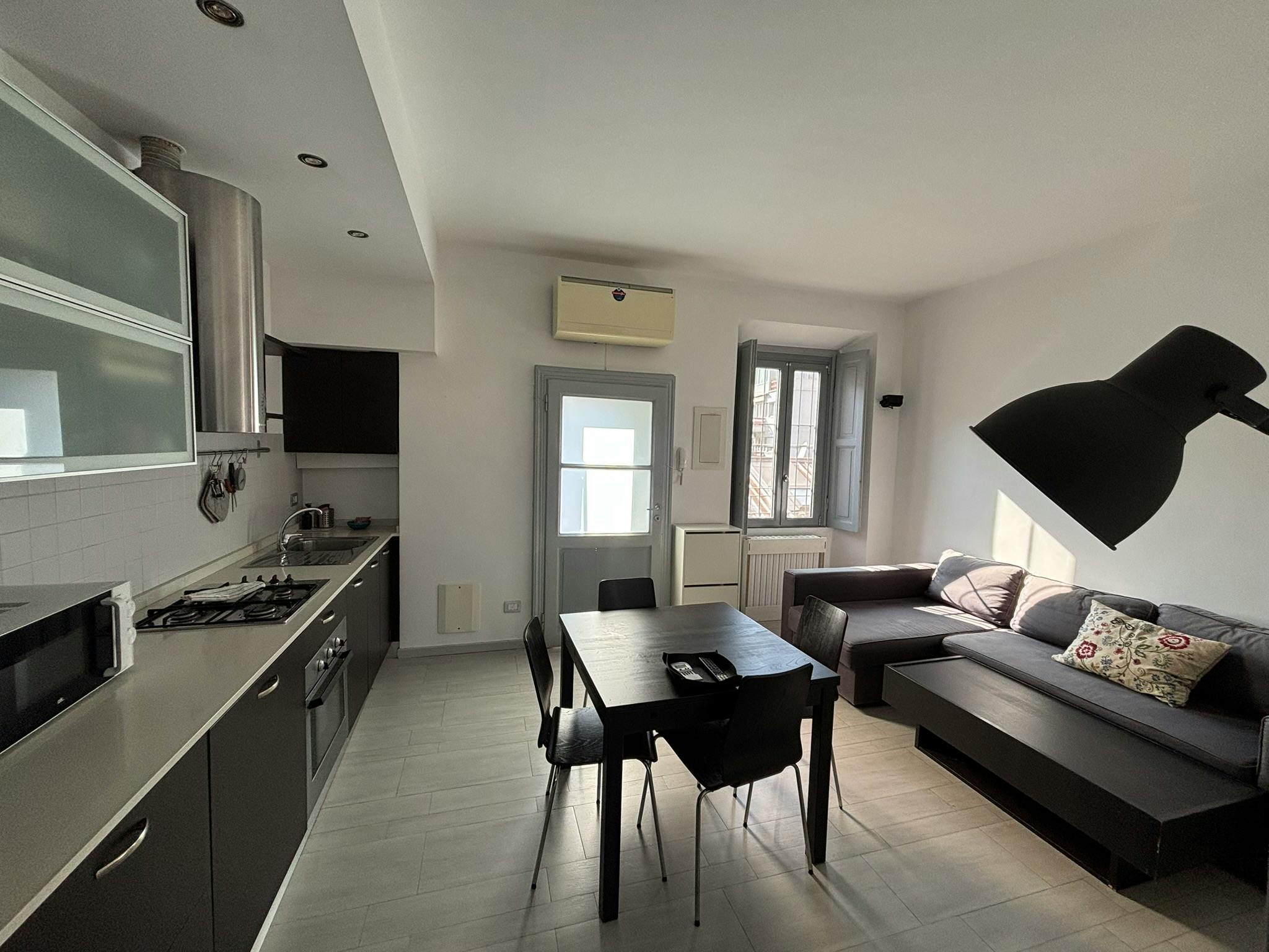 Apartment for rent for €1,500 per month in Milan, Via Cerano