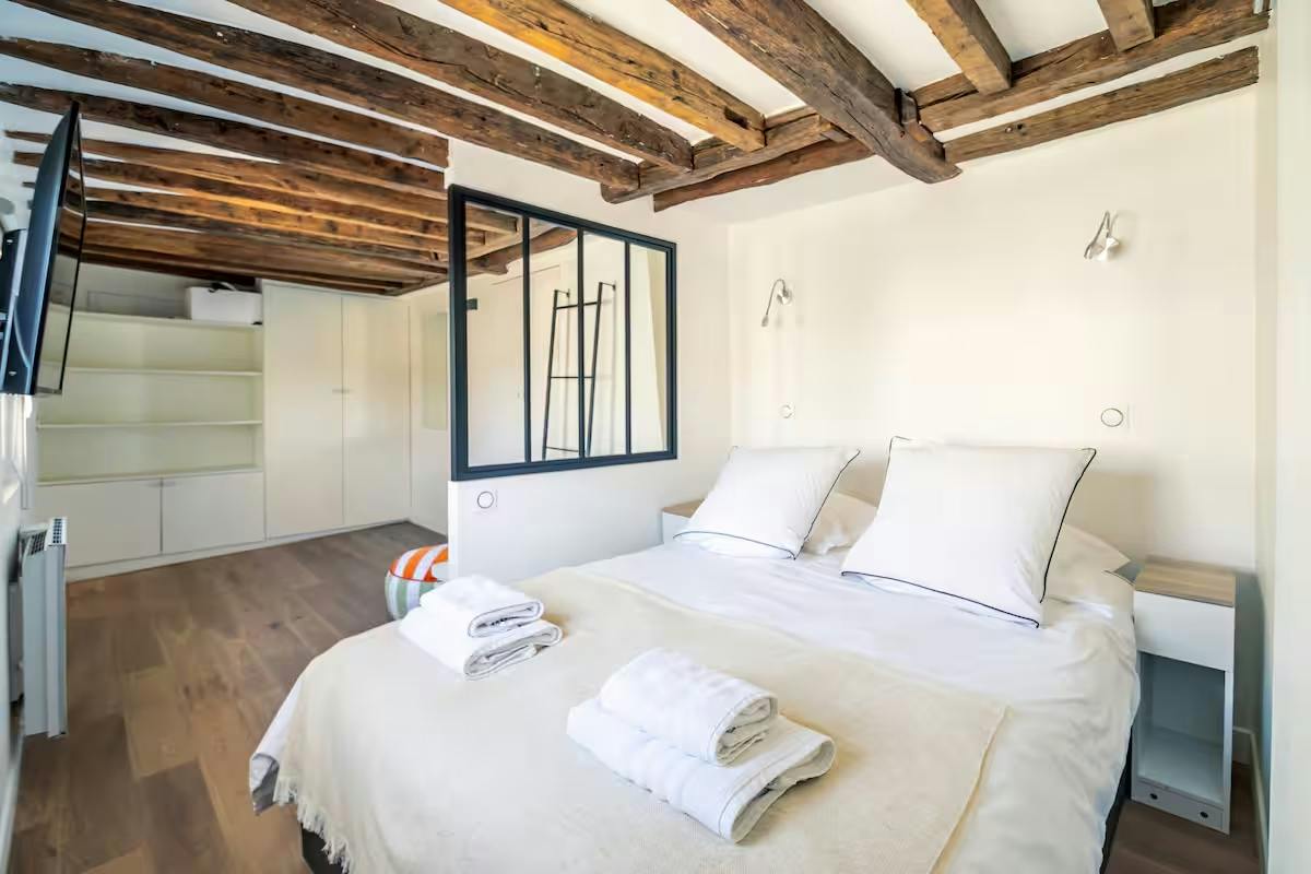 1-Bedroom Apartment in Rue de Verneuil, Paris (1747317) ROOM 1