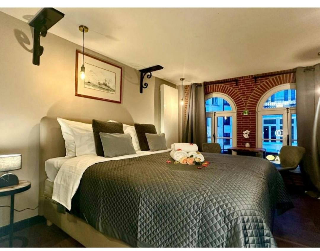Studio for rent for €1,450 per month in Antwerpen, Oude Koornmarkt