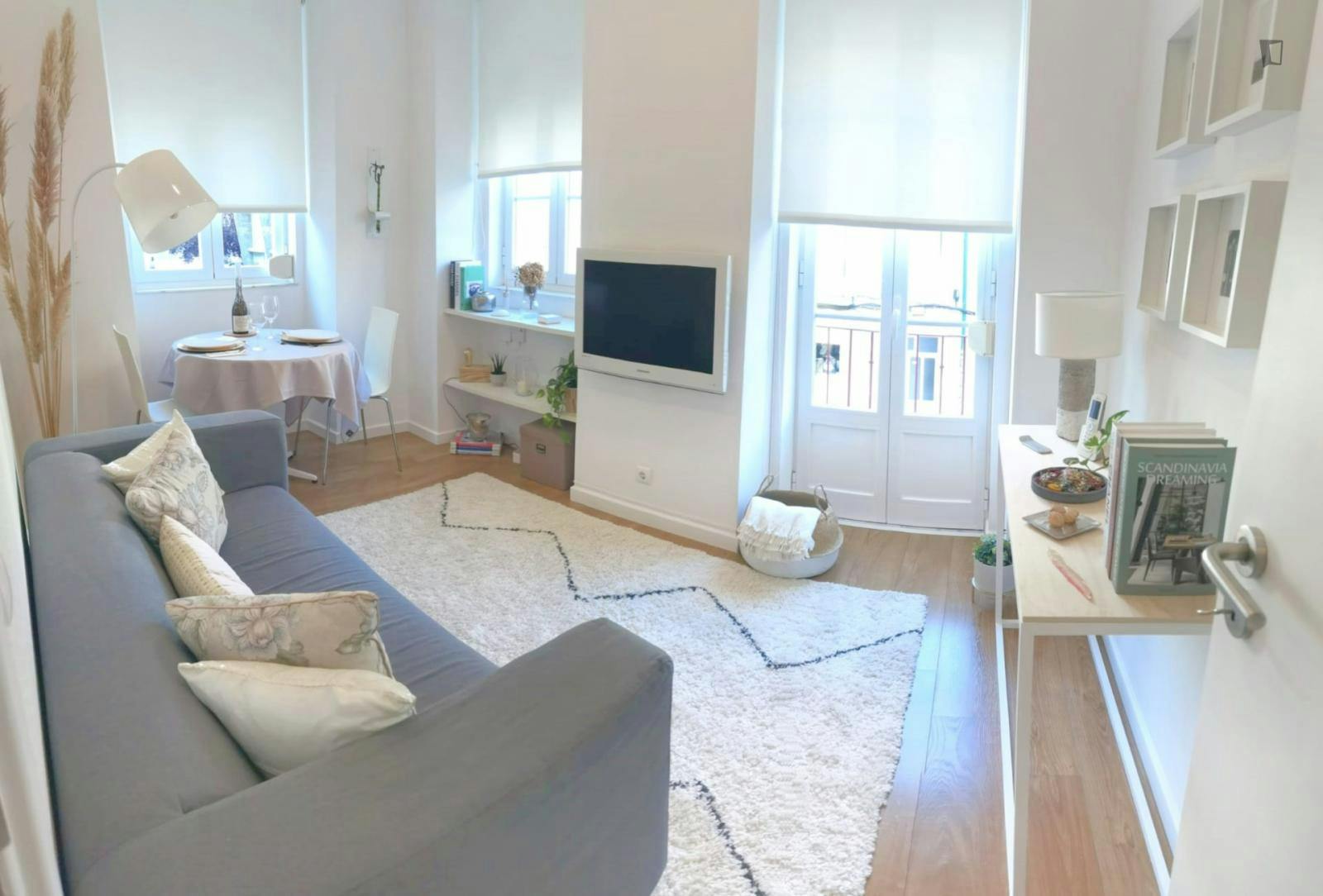 Apartamento para alugar por € 1.500 por mês em Cruz Quebrada, Rua 1º de Maio