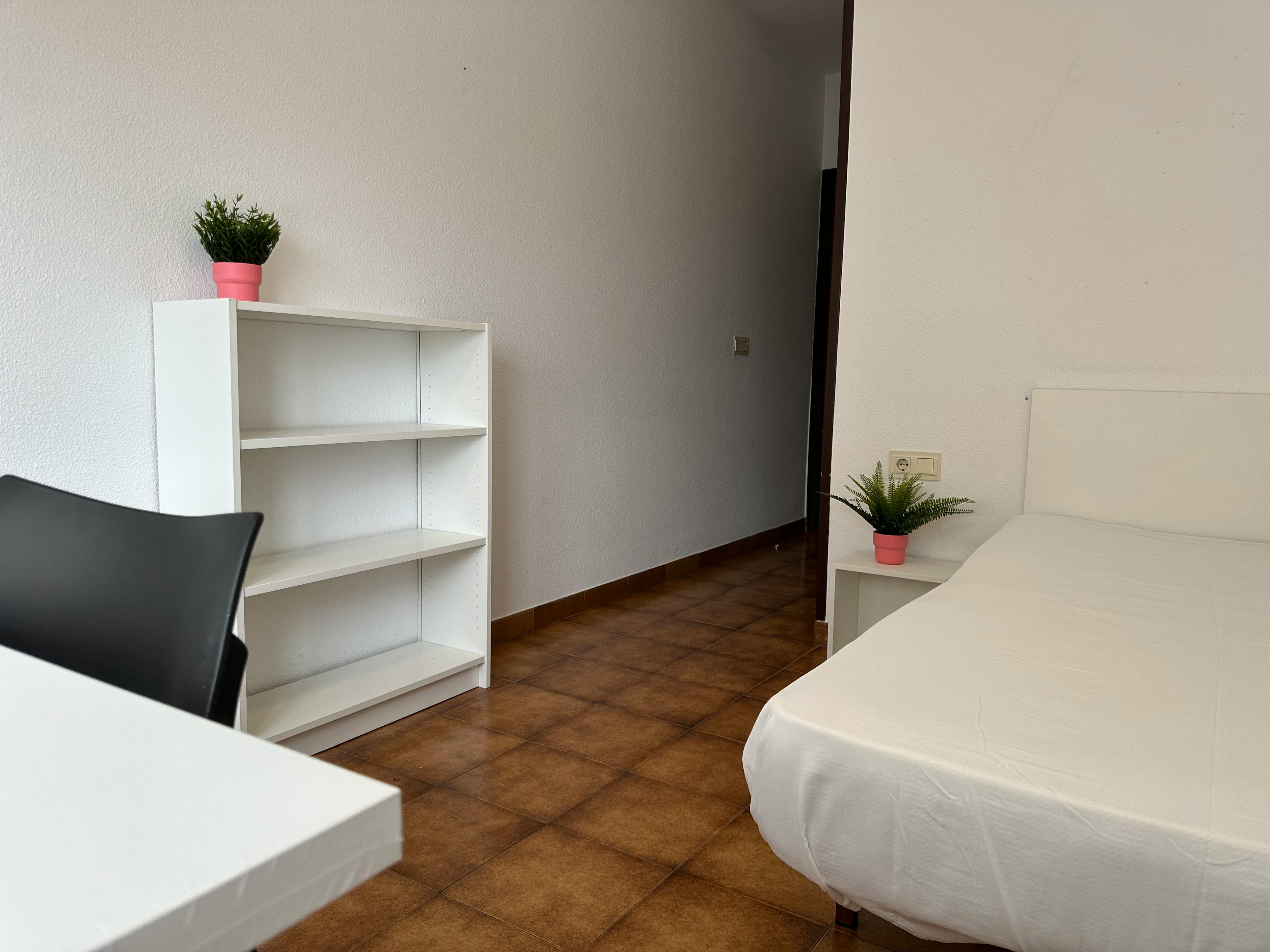 WG-Zimmer zu mieten für 350 € pro Monat in Barañáin, Plaza de los Castaños