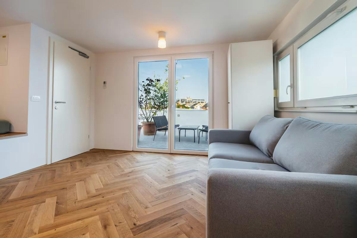 Студия сдается в аренду за 1 450 € в месяц в Ljubljana, Kavškova ulica