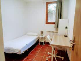 私人房间 正在以 €690 的月租出租，其位于 Cerdanyola del Vallès, Carrer d'Alonso Cano