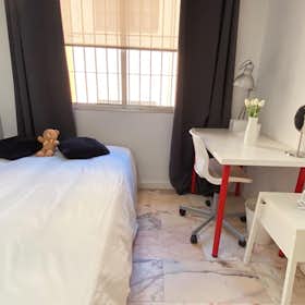 Private room for rent for €490 per month in Sevilla, Calle Porvenir