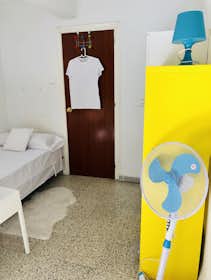 Private room for rent for €380 per month in Sevilla, Avenida Santa Cecilia