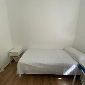 Private room for rent for €420 per month in Sevilla, Calle Gutiérrez de Alba