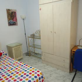 Private room for rent for €225 per month in Córdoba, Calle José María Valdenebro