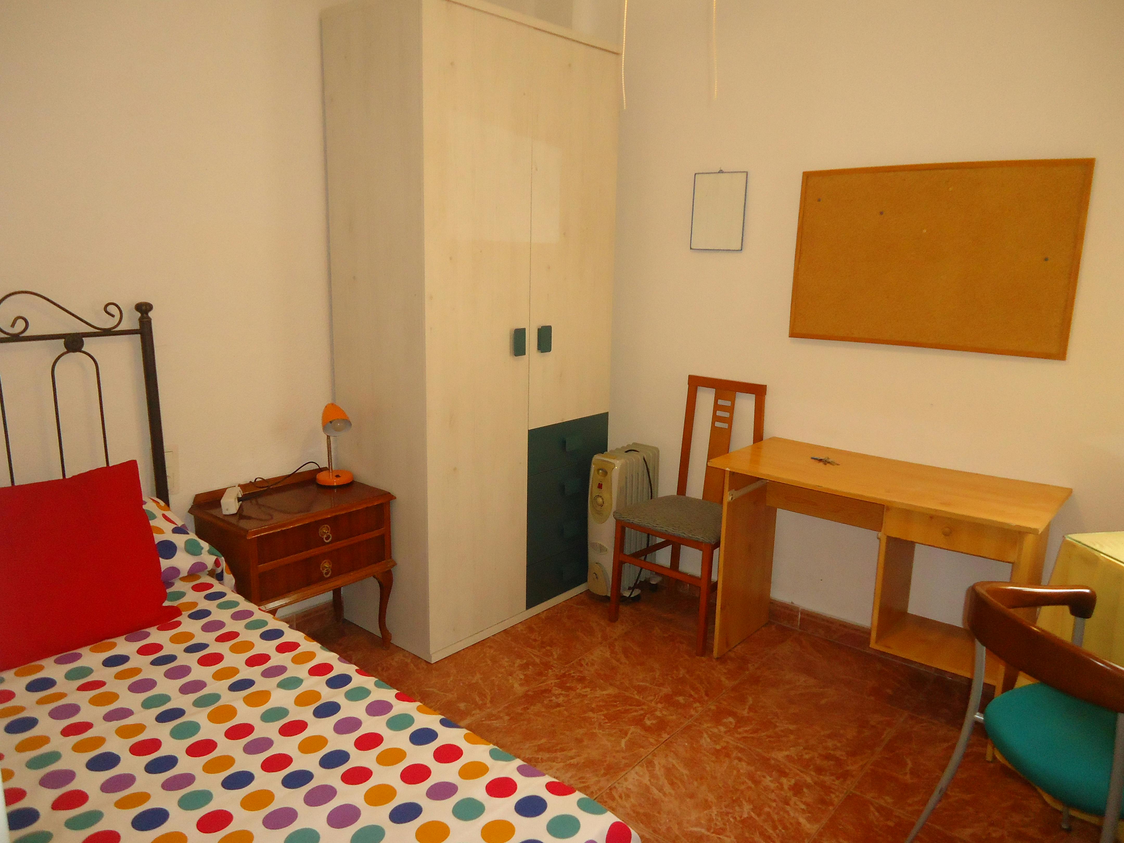 私人房间 正在以 €210 的月租出租，其位于 Córdoba, Calle Infanta Doña María