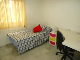Private room for rent for €245 per month in Córdoba, Calle Antonio Maura