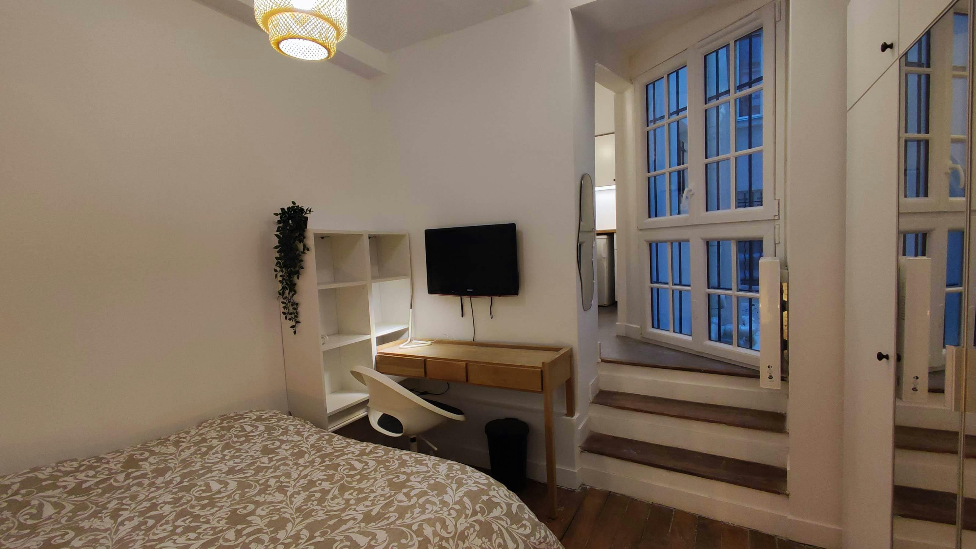 Studio for rent for €1,350 per month in Paris, Rue du Sabot