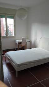 Appartement te huur voor € 490 per maand in Bologna, Via Giuseppe Dagnini