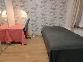 Private room for rent for SEK 5,200 per month in Hisings Backa, Mårbackagatan